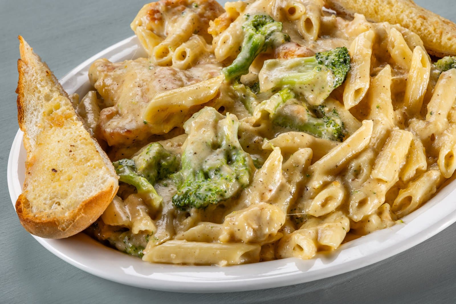 Chicken broccoli alfredo penne with garlic bread