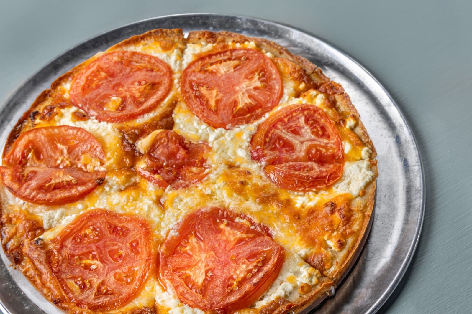 Fresh tomato and cheese pizza close-up